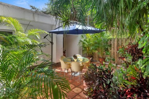 Touwnhouse à louer à South Miami, Floride: 3 chambres, 320.51 m2 № 1999572 - photo 24