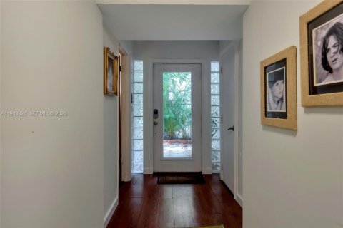 Touwnhouse à louer à South Miami, Floride: 3 chambres, 320.51 m2 № 1999572 - photo 13