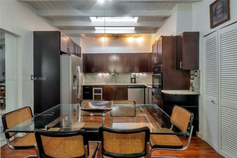 Touwnhouse à louer à South Miami, Floride: 3 chambres, 320.51 m2 № 1999572 - photo 8