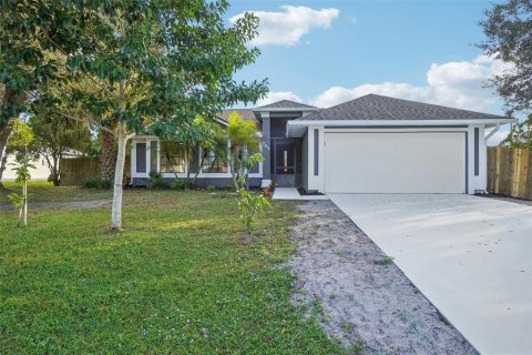 House in Palm Bay, Florida 3 bedrooms, 121.98 sq.m. № 1543797 - photo 1