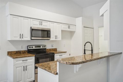 House in Palm Bay, Florida 3 bedrooms, 121.98 sq.m. № 1543797 - photo 7