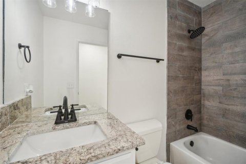 House in Palm Bay, Florida 3 bedrooms, 121.98 sq.m. № 1543797 - photo 12