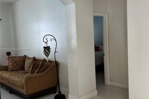 Villa ou maison à vendre à Miami Gardens, Floride: 4 chambres, 179.49 m2 № 2034399 - photo 8