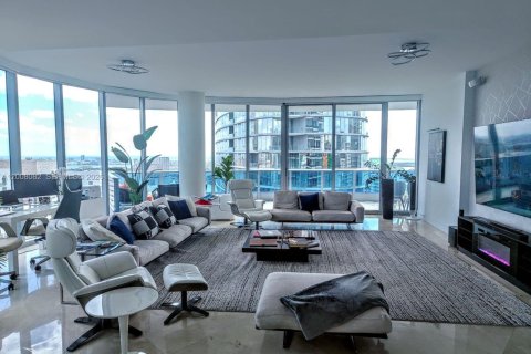 Condominio en alquiler en Miami, Florida, 3 dormitorios, 228.26 m2 № 2145660 - foto 4
