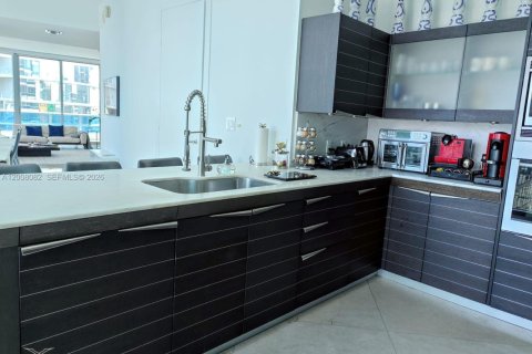Condominio en alquiler en Miami, Florida, 3 dormitorios, 228.26 m2 № 2145660 - foto 10