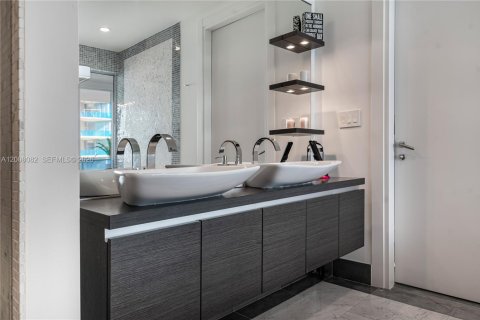 Condominio en alquiler en Miami, Florida, 3 dormitorios, 228.26 m2 № 2145660 - foto 26