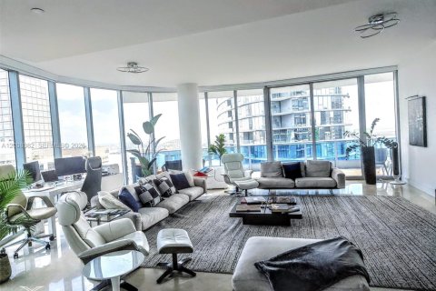 Condominio en alquiler en Miami, Florida, 3 dormitorios, 228.26 m2 № 2145660 - foto 3