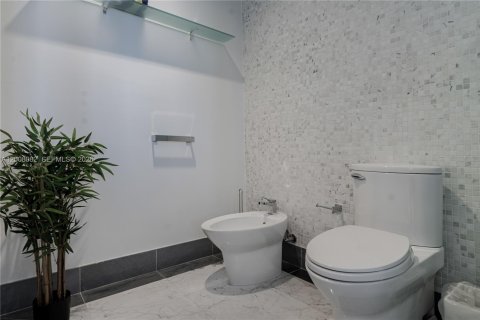 Condominio en alquiler en Miami, Florida, 3 dormitorios, 228.26 m2 № 2145660 - foto 27