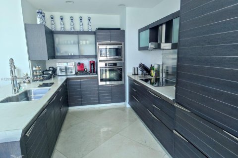 Condominio en alquiler en Miami, Florida, 3 dormitorios, 228.26 m2 № 2145660 - foto 12