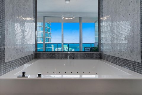 Condominio en alquiler en Miami, Florida, 3 dormitorios, 228.26 m2 № 2145660 - foto 17