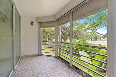 Купить кондоминиум в Майами, Флорида 2 спальни, 107.4м2, № 2084464 - фото 15