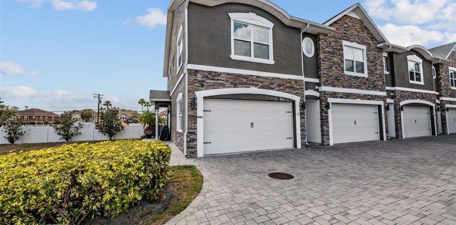 Townhouse in Tampa, Florida 3 bedrooms, 154.78 sq.m. № 2100244
