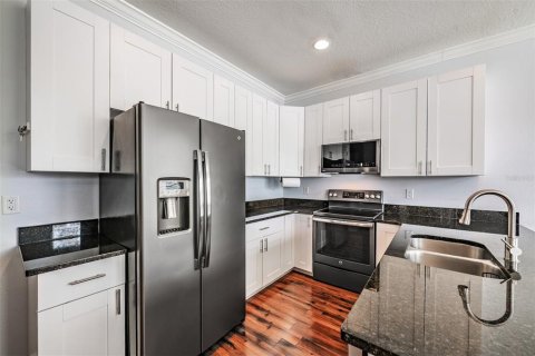 Townhouse in Tampa, Florida 3 bedrooms, 154.78 sq.m. № 2100244 - photo 5