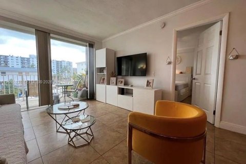 Copropriété à louer à North Miami Beach, Floride: 1 chambre, 66.15 m2 № 2399705 - photo 4