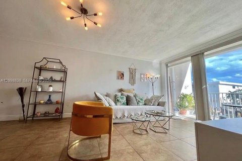 Copropriété à louer à North Miami Beach, Floride: 1 chambre, 66.15 m2 № 2399705 - photo 5
