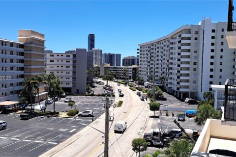 Copropriété à vendre à Hallandale Beach, Floride: 1 chambre, 80.64 m2 № 2089842 - photo 7