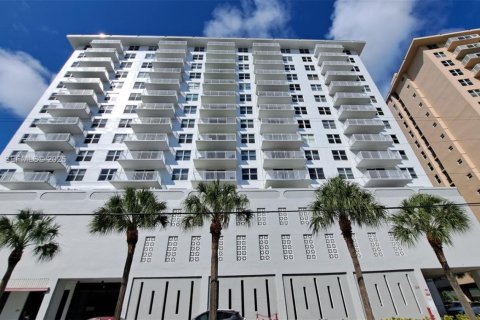 Copropriété à vendre à Hallandale Beach, Floride: 1 chambre, 80.64 m2 № 2089842 - photo 4