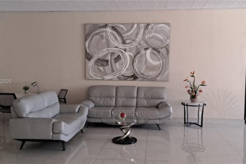 Copropriété à vendre à Hallandale Beach, Floride: 1 chambre, 80.64 m2 № 2089842 - photo 15