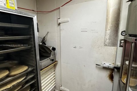 Propiedad comercial en venta en Miami, Florida № 1861004 - foto 10