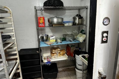 Propiedad comercial en venta en Miami, Florida № 1861004 - foto 12