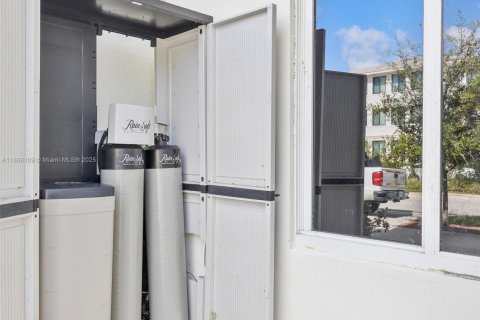 Снять в аренду таунхаус в Хомстед, Флорида 3 спальни, 133.22м2, № 1957891 - фото 24