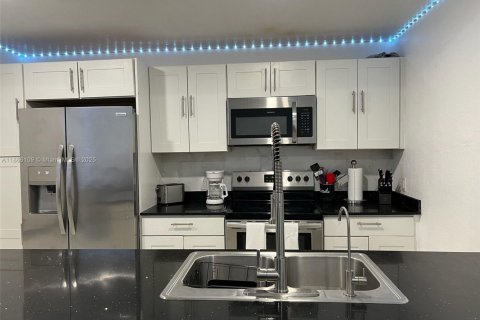 Снять в аренду таунхаус в Хомстед, Флорида 3 спальни, 133.22м2, № 1957891 - фото 6