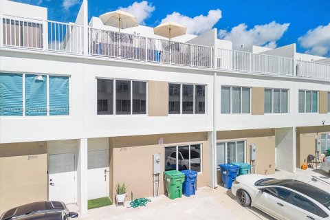 Снять в аренду таунхаус в Хомстед, Флорида 3 спальни, 133.22м2, № 1957891 - фото 4