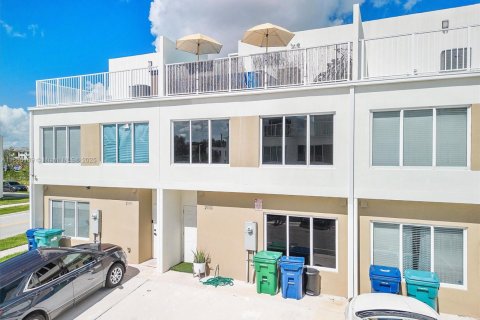 Снять в аренду таунхаус в Хомстед, Флорида 3 спальни, 133.22м2, № 1957891 - фото 3