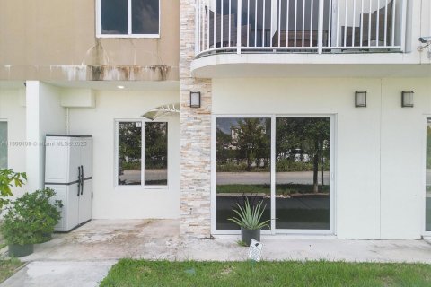 Снять в аренду таунхаус в Хомстед, Флорида 3 спальни, 133.22м2, № 1957891 - фото 2