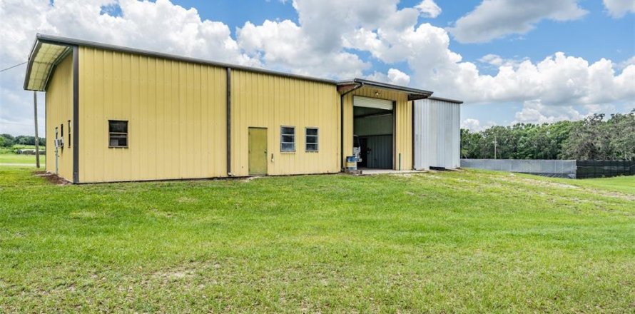 Commercial property in San Antonio, Florida № 2236129