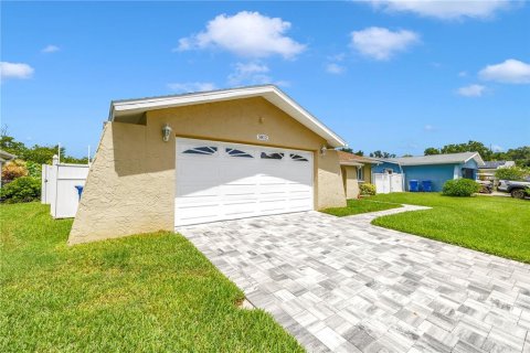 House in Saint Petersburg, Florida 3 bedrooms, 110.55 sq.m. № 2199473