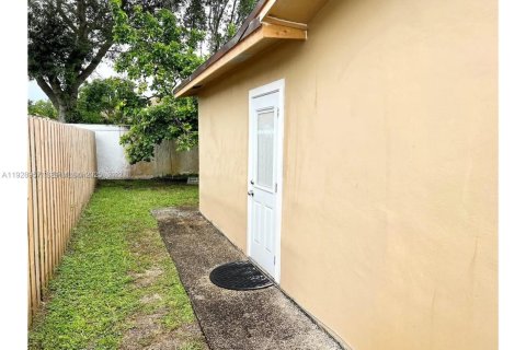 Коммерческая недвижимость в Санрайз, Флорида 1 спальня, 142.79м2 № 2034147