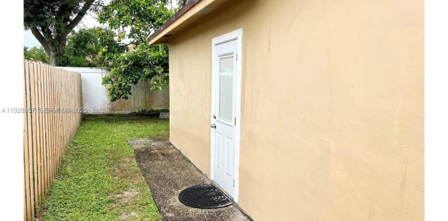 Коммерческая недвижимость в Санрайз, Флорида 1 спальня, 142.79м2 № 2034147