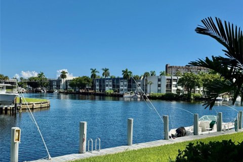 Copropriété à vendre à Pompano Beach, Floride: 2 chambres, 92.9 m2 № 1921382 - photo 2