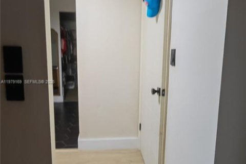 Condo in Hollywood, Florida, 2 bedrooms  № 2043132 - photo 25