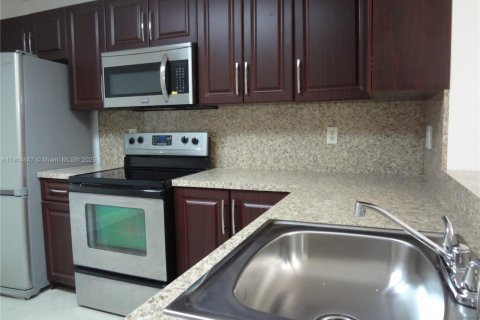 Condominio en alquiler en Plantation, Florida, 1 dormitorio, 74.88 m2 № 1956068 - foto 4