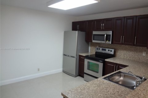 Condominio en alquiler en Plantation, Florida, 1 dormitorio, 74.88 m2 № 1956068 - foto 1