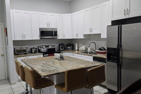 House in Miami, Florida 4 bedrooms, 159.61 sq.m. № 1949202 - photo 1