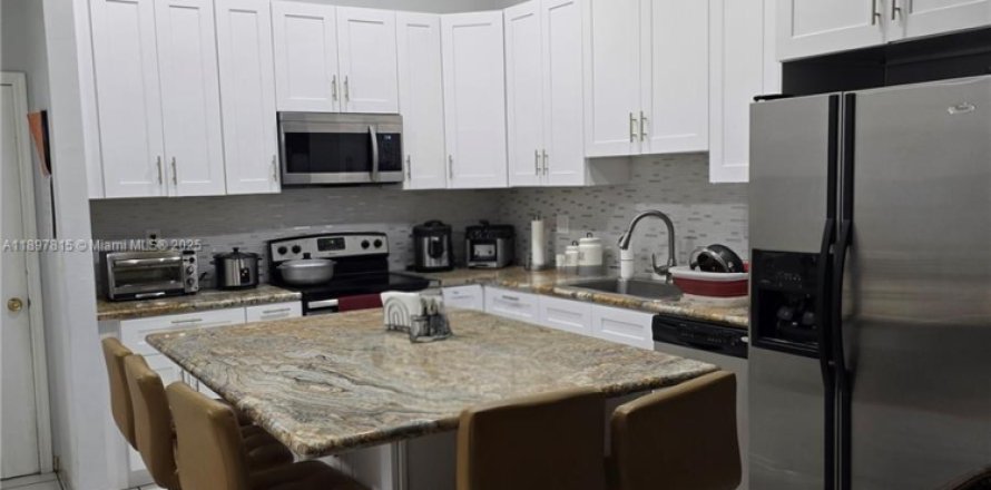 House in Miami, Florida 4 bedrooms, 159.61 sq.m. № 1949202