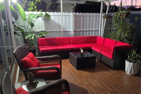 House in Miami, Florida 4 bedrooms, 159.61 sq.m. № 1949202 - photo 6