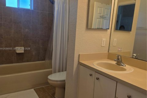 Townhouse in Tamarac, Florida 2 bedrooms, 130.43 sq.m. № 2154211 - photo 14
