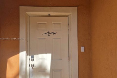 Townhouse in Tamarac, Florida 2 bedrooms, 130.43 sq.m. № 2154211 - photo 2