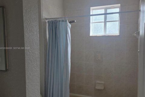 Townhouse in Tamarac, Florida 2 bedrooms, 130.43 sq.m. № 2154211 - photo 19