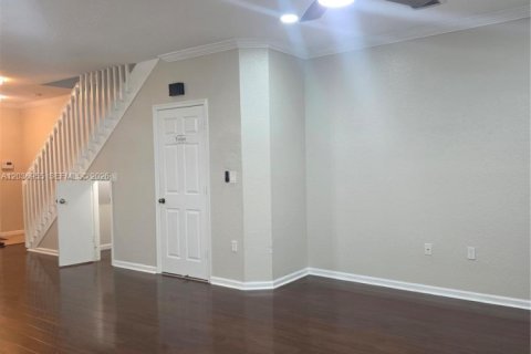 Townhouse in Tamarac, Florida 2 bedrooms, 130.43 sq.m. № 2154211 - photo 6