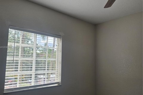 Townhouse in Tamarac, Florida 2 bedrooms, 130.43 sq.m. № 2154211 - photo 17