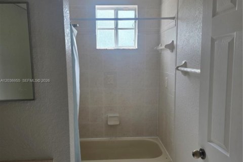 Townhouse in Tamarac, Florida 2 bedrooms, 130.43 sq.m. № 2154211 - photo 20