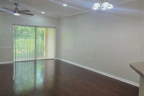 Townhouse in Tamarac, Florida 2 bedrooms, 130.43 sq.m. № 2154211 - photo 3