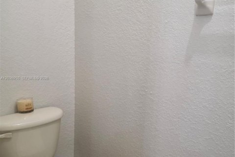 Townhouse in Tamarac, Florida 2 bedrooms, 130.43 sq.m. № 2154211 - photo 12