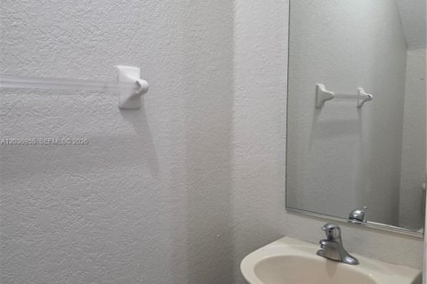 Townhouse in Tamarac, Florida 2 bedrooms, 130.43 sq.m. № 2154211 - photo 11