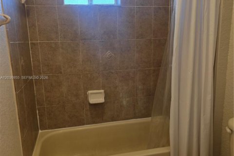 Townhouse in Tamarac, Florida 2 bedrooms, 130.43 sq.m. № 2154211 - photo 15